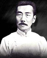 Cha của Lỗ Tấn là Chu Bá Nghi thi đỗ tú tài nhưng không được ra làm quan. Ông bị bệnh và qua đời sớm.