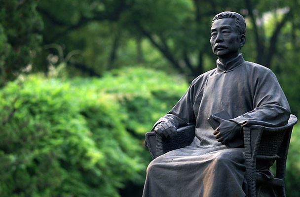 Về sau, Trung Quốc xây Nhà tưởng niệm Lỗ Tấn. Gia đình của nhà văn trao tặng rất nhiều di vật, trong đó có chiếc mặt nạ thạch cao có dính 20 sợi râu, 2 sợi lông mày của ông. Hàng năm, nhiều du khách ghé thăm và chiêm ngưỡng "bảo vật" này.