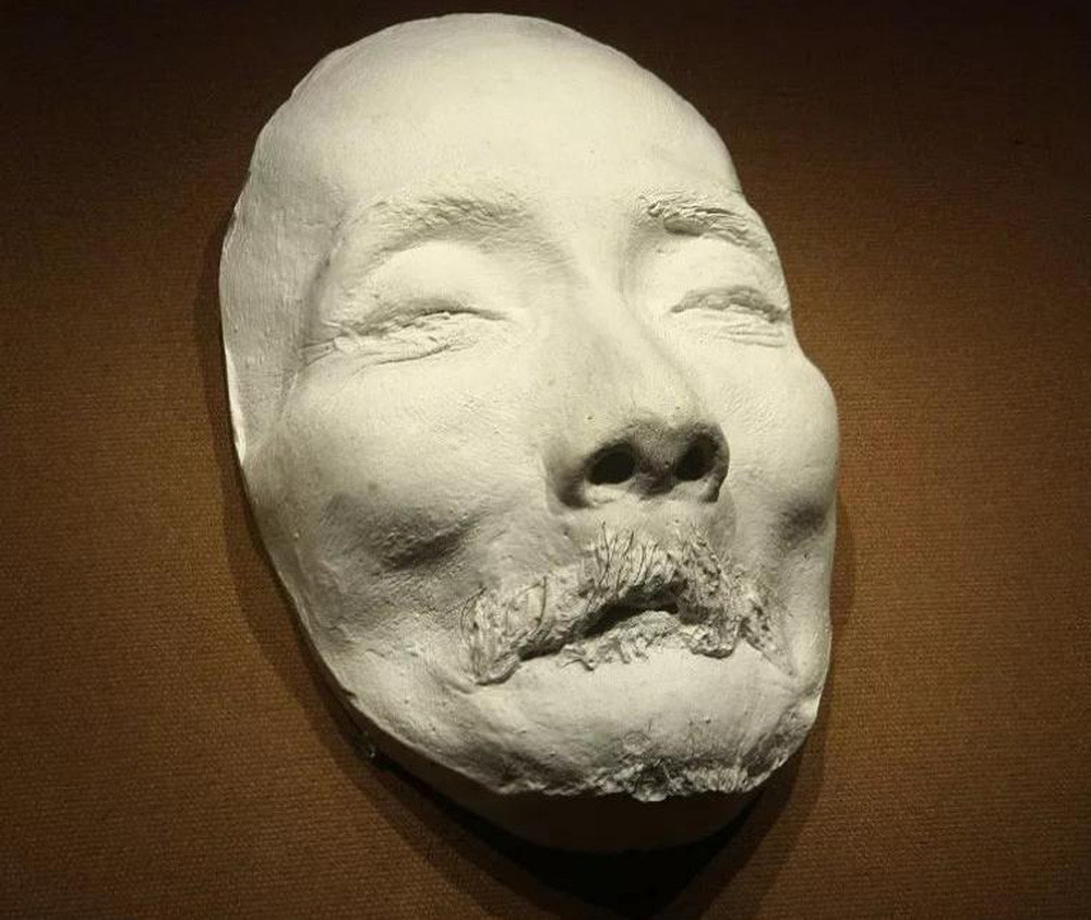 Sau khi Lỗ Tấn qua đời, một người bạn ở Nhật Bản của ông Okuda Koka đưa ra một đề xuất. Ông Okuda muốn làm một phiên bản thạch cao của nhà văn Lỗ Tấn để mọi người tưởng nhớ.