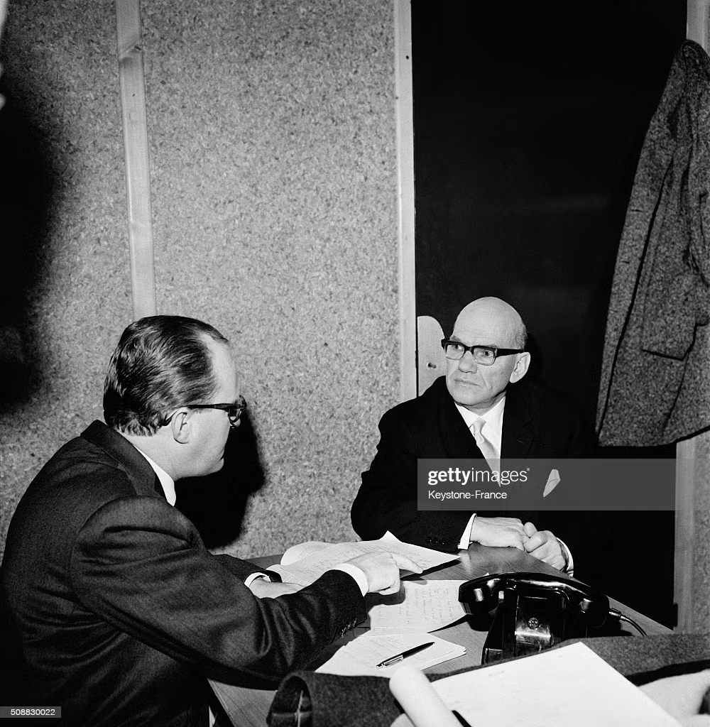 Đến ngày 26/10/1943, Bazna gọi điện tới đại sứ quán Đức để "bán" thông tin mật lấy được từ bàn làm việc của Đại sứ Hughe. Theo đó, gã được Đại sứ Đức trả cho 20.000 bảng Anh (khoảng 1,4 triệu USD ngày nay). Về sau, mỗi lần Bazna gửi ảnh chụp các tài liệu mật lấy được từ bàn làm việc của Đại sứ Hughe đều được Đức quốc xã cho 15.000 bảng Anh.