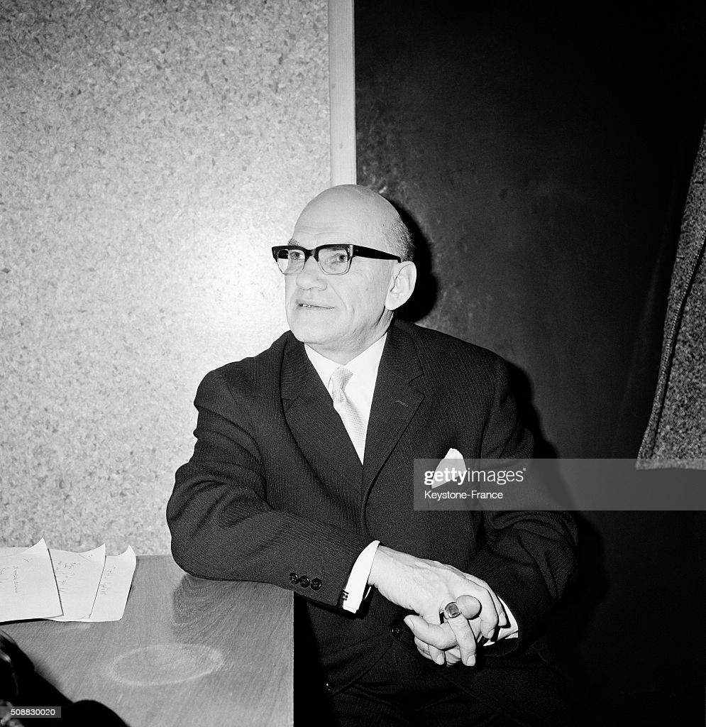 Theo đó, Bazna xin làm người hầu và được ông Hughe tuyển dụng vì gã nói được tiếng Pháp, biết lái xe và là thợ máy giỏi. Không những vậy, Bazna còn khiến ông chủ quý mến vì gã hát hay. Đại sứ Anh này rất yêu âm nhạc nên Bazna dễ dàng lấy được lòng tin của ông.