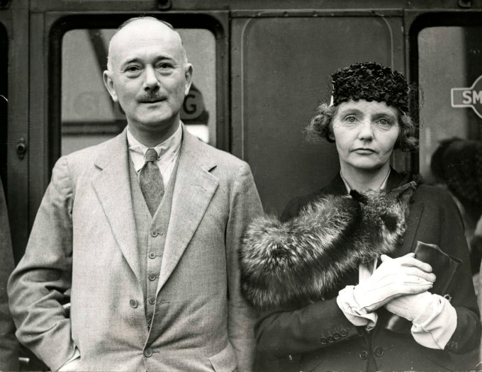 Bảy năm sau, Bazna xin vào làm việc tại bộ phận giao thông vận tải của Tập đoàn Istanbul. Sau đó, gã làm đội trưởng cứu hỏa ở Yozgat trước khi trở lại Istanbul làm lái taxi. Bazna có ngã rẽ cuộc đời vào năm 1943. Khi ấy, gã biết được thông tin Hughe Knatchbull-Hugessen (trong ảnh) - Đại sứ Anh tại thủ đô Ankara tuyển người hầu.