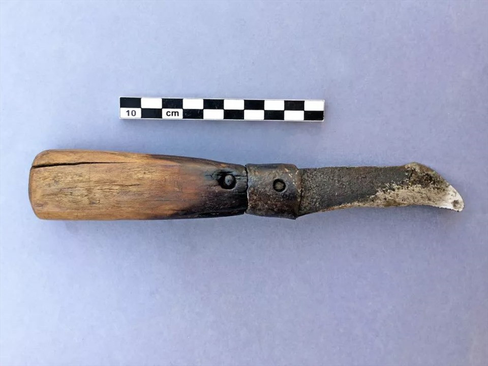 Thế nhưng, khu mộ chứa 30 xác ướp đặc biệt hơn những lăng mộ khác. Trong khi hầu hết các lăng mộ được tìm thấy dưới lòng đất hoặc được phát hiện trên các ngọn đồi thì khu mộ trên được tìm thấy bên trong một kiến trúc lớn hơn trên mặt đất.