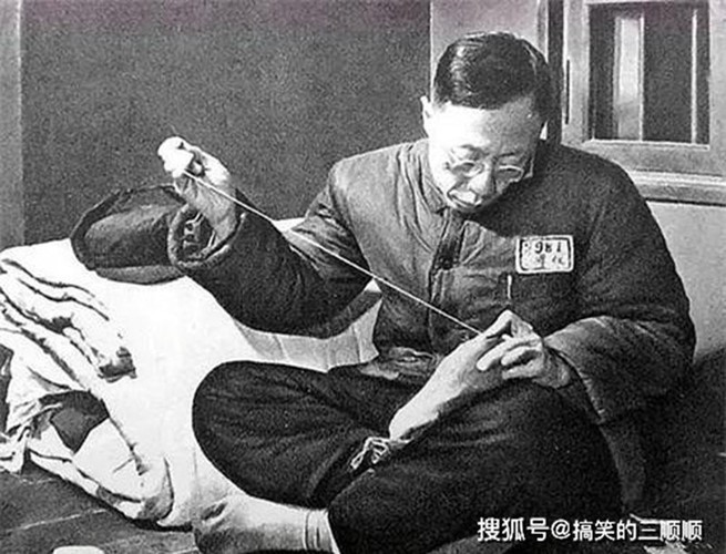 Do đó, Phổ Nghi dùng tháng lương đầu tiên để mua 3 thứ là: chăn bông, đồ ăn vặt và bánh kẹo. Theo một số ghi chép, khi dùng chiếc chăn bông mua từ tiền lương tháng đầu tiên đi làm, Phổ Nghi đã không còn bị mất ngủ như trước.