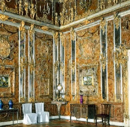 Vào năm 1716, khi đến thăm nước Phổ, Sa hoàng Nga là Pier Đại đế rất thích Căn phòng Hổ phách khi có cơ hội chiêm ngưỡng kho báu quý giá này. Để thể hiện tình hữu nghị và muốn thắt chặt quan hệ liên minh với Nga, nhà vua Phổ đã tặng Căn phòng Hổ phách quý giá cho Pier Đại đế.