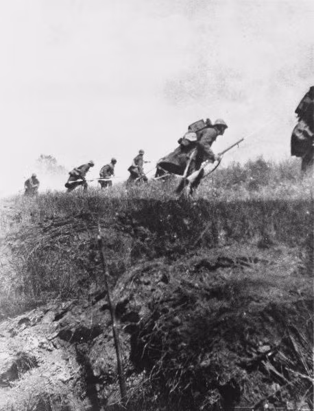 Đến cuối tháng 6 và đầu tháng 7/1916, quân Đức sử dụng hơi độc tấn công pháo đài Vaux bên cạnh đạn pháo. Nhờ vậy, binh sĩ Đức chiếm được nơi này từ tay Pháp.