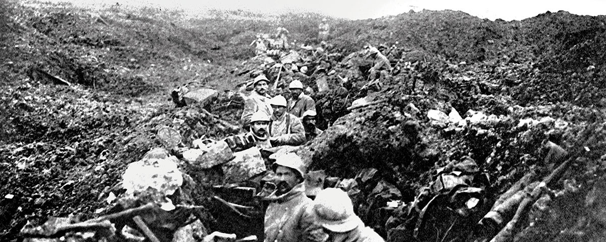 Với những thắng lợi bước đầu, quân Đức mở rộng phạm vi tấn công sang phía Tây sông Meuse. Lực lượng Pháp tổ chức các cuộc phản kích nhằm tiến lên phía trước. Theo đó, quân Đức và Pháp liên tục ở thế trận giằng co. Do vậy, mỗi trận địa đều chứng kiến hai bên thương vong lớn.