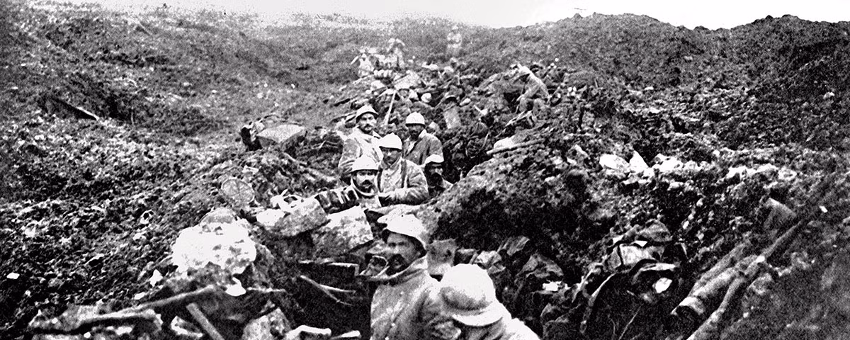 Với những thắng lợi bước đầu, quân Đức mở rộng phạm vi tấn công sang phía Tây sông Meuse. Lực lượng Pháp tổ chức các cuộc phản kích nhằm tiến lên phía trước. Theo đó, quân Đức và Pháp liên tục ở thế trận giằng co. Do vậy, mỗi trận địa đều chứng kiến hai bên thương vong lớn.