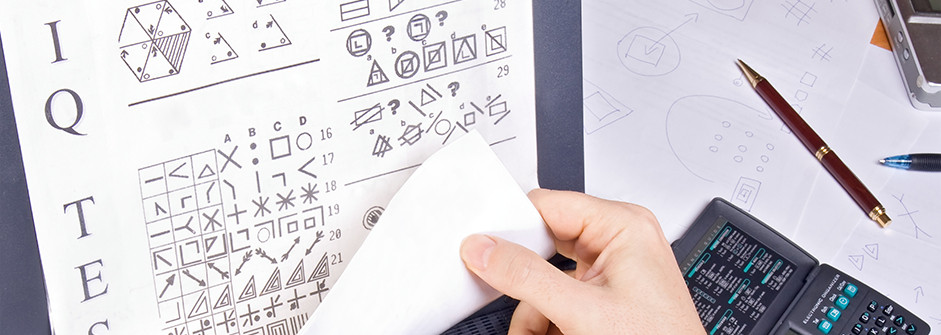 Bố của Yang là ông Tom cảm thấy tự hào và ngạc nhiên về kết quả kiểm tra IQ của con trai. Cách đây 5 năm, gia đình của Yang chuyển từ Trung Quốc đến Anh sinh sống. Khi đó, cậu bé không thể nói tiếng Anh.