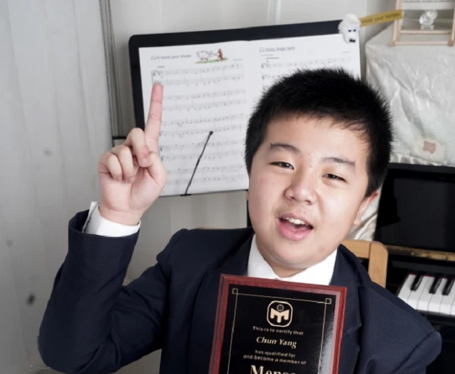 Cụ thể, trong bài kiểm tra Mensa gồm các câu hỏi đo lường các kỹ năng logic, suy luận, khả năng ngôn ngữ, từ vựng và toán học...., cậu bé Yang đạt 162 điểm.