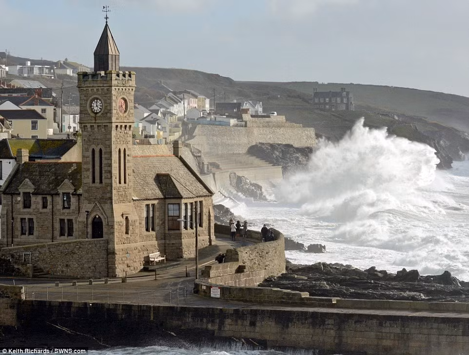 Thế nhưng, sang đến ngày hôm sau, thủy triều đã đem cát trả về cho bãi biển Porthleven như chưa từng xảy ra chuyện kỳ lạ như trên.