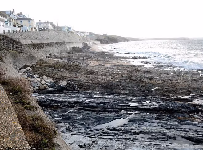 Vào tháng 1/2015, người dân địa phương và du khách khi ra bãi biển Porthleven tại Cornwall, Anh sửng sốt khi nhận thấy toàn bộ cát biến mất chỉ sau một đêm.