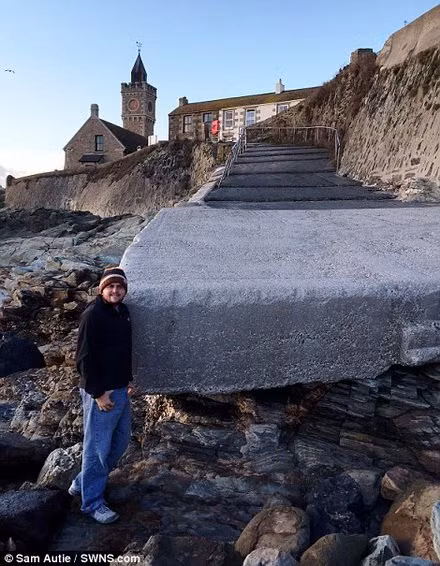 Do đó, khi bãi biển Porthleven mất sạch cát, chỉ còn những khối đá có kích thước lớn nhỏ khác nhau, người dân hoang mang, lo lắng không hiểu điều gì đã xảy ra.