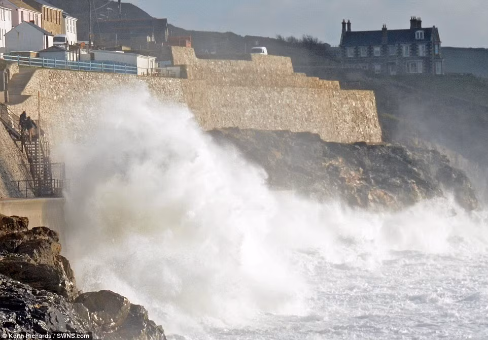 Theo các chuyên gia, trận thủy triều cao bất ngờ vào tối ngày 21/1 chính là "thủ phạm" cuốn sạch cát ở bãi biển Porthleven và để lộ những tảng đá gồ ghề.