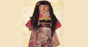 Khi gửi con búp bê vào đền Mannenji, gia đình Suzuki nói rõ sự việc với các nhà sư. Tuy nhiên, không ai có thể lý giải vì sao tóc của con búp bê đó liên tục dài ra dù cắt tóc mỗi năm một lần.