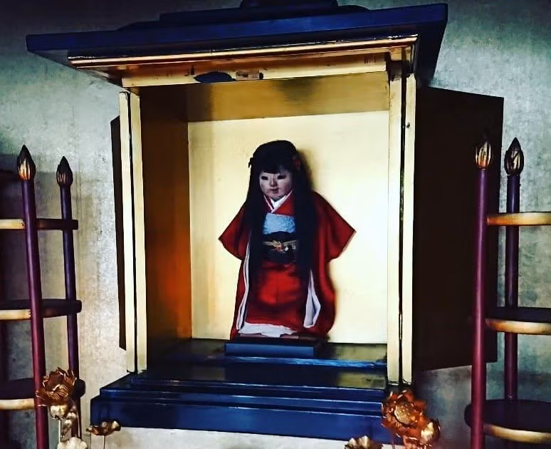 Suzuki nhớ rằng lúc mua món đồ chơi này, tóc của búp bê chỉ dài chấm vai. Thế nhưng, sau một thời gian, tóc của nó dài tới eo.