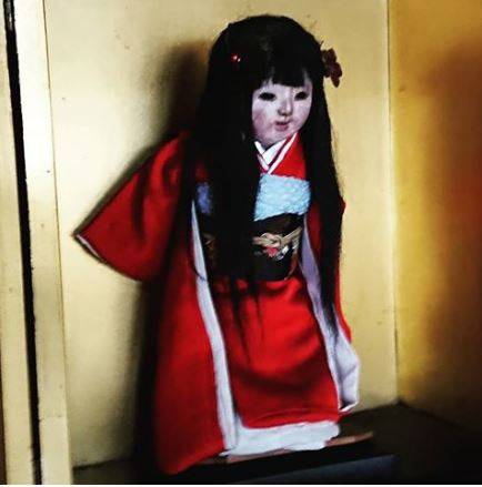 Gia đình Okiku không thể ngờ sự việc kỳ lạ xảy đến khi quyết định giữ con búp bê lại. Sau một thời gian, Suzuki bàng hoàng phát hiện tóc của con búp bê ngày càng dài ra.