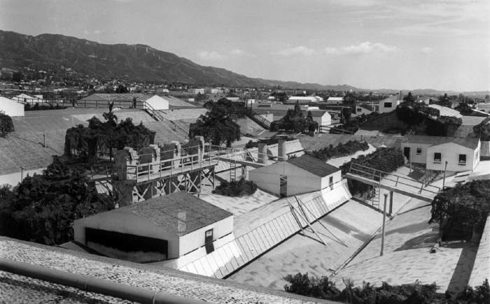 Sau một thời gian xem xét, phân tích tình hình, các tướng lĩnh cấp cao của Mỹ quyết định ngụy trang cho những nhà máy sản xuất máy bay trên trông giống những thị trấn bình thường.