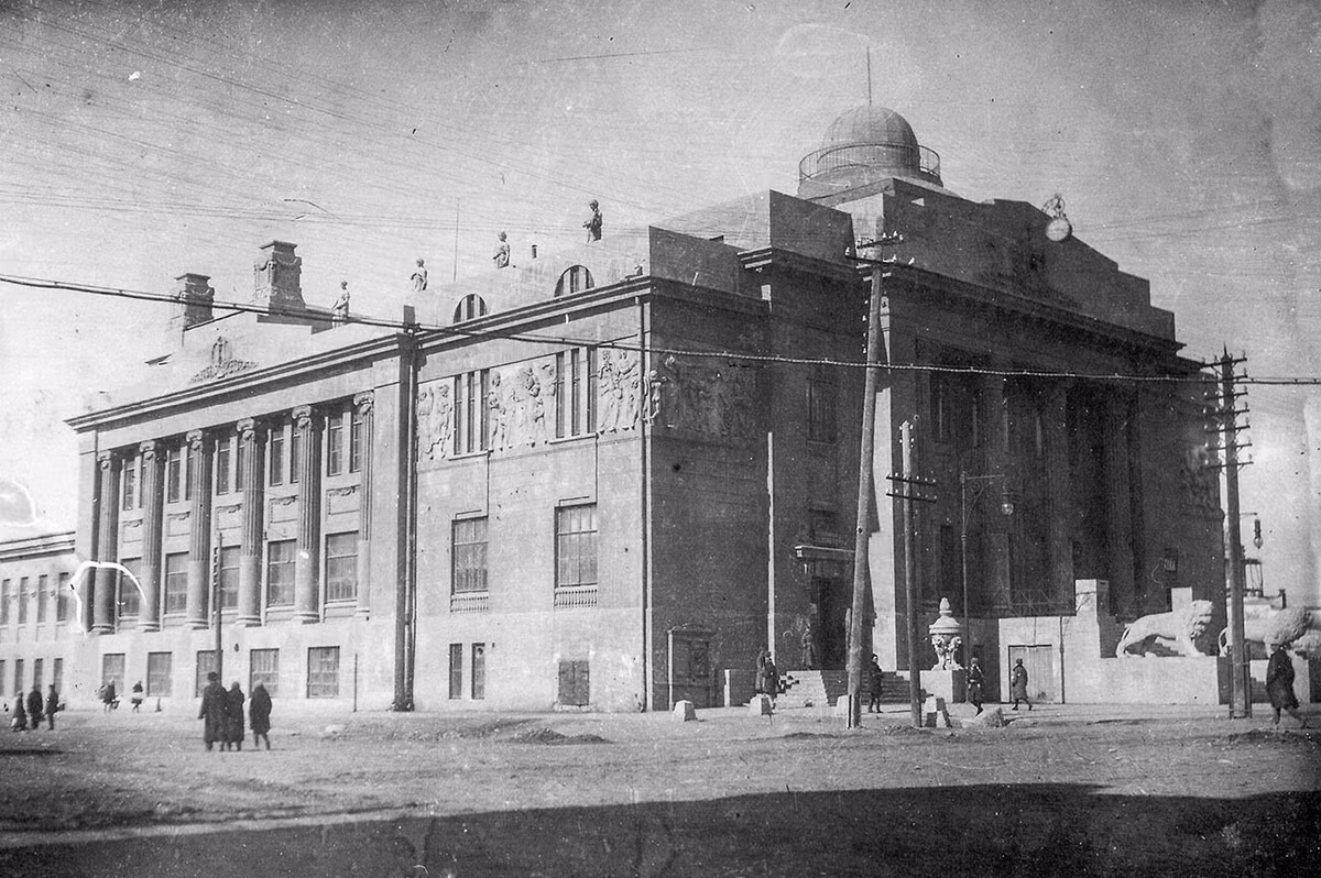 Một nhà hát với kiến trúc ấn tượng ở Stalingrad.