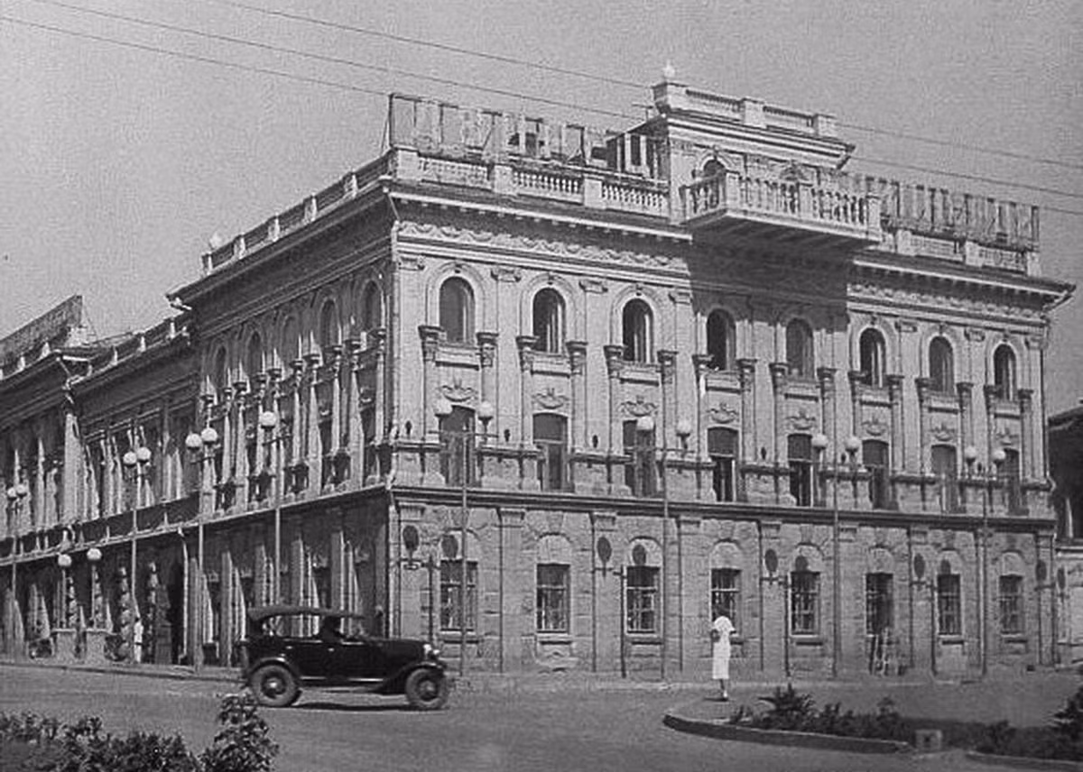 Một tòa nhà cổ kính nằm trên một con đường lớn ở Stalingrad.