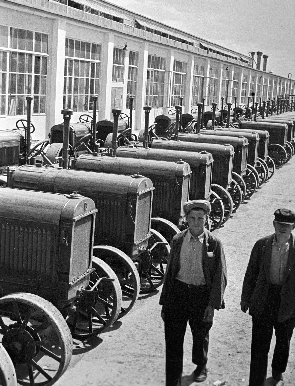 Hai thanh niên vừa đi vừa trò chuyện. Ảnh chụp tại một con đường tại Stalingrad trước khi Thế chiến 2 nổ ra.