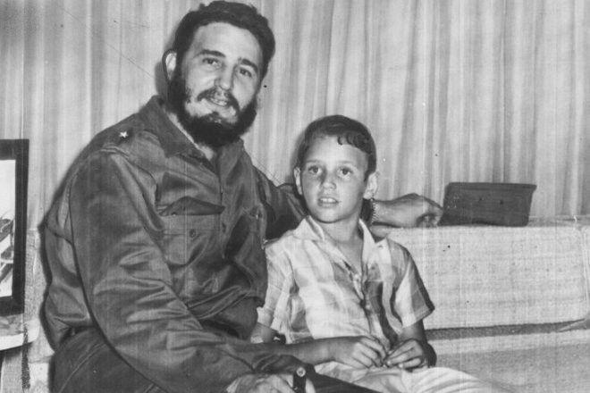 Lãnh tụ Fidel Castro cũng viết hàng trăm bài báo cho báo chí chính thống của Cuba.