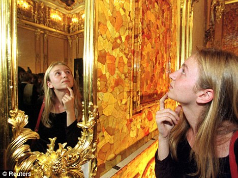 Căn phòng Hổ phách được hoàn thiện vào năm 1755 và trùng tu lại vào năm 1830. Theo ước tính, 6 tấn hổ phách, vàng, đá quý được dùng để chế tác căn phòng này.