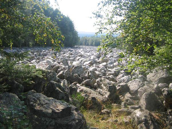 Sự việc này khiến giới chuyên gia tò mò đi tìm lời giải vì trên bề mặt dòng sông này không hề có nước chảy qua.