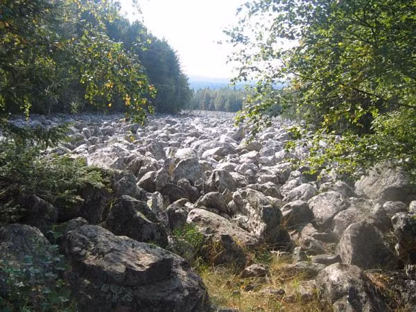 Sự việc này khiến giới chuyên gia tò mò đi tìm lời giải vì trên bề mặt dòng sông này không hề có nước chảy qua.