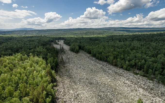 Nằm ở phía nam Urals, vùng Chelyabinsk Oblast, Nga, Big Stone River (Sông Đá Lớn) là một dòng sông toàn đá gây nhiều tò mò. Dòng sông này bắt nguồn từ sườn núi Taganay.
