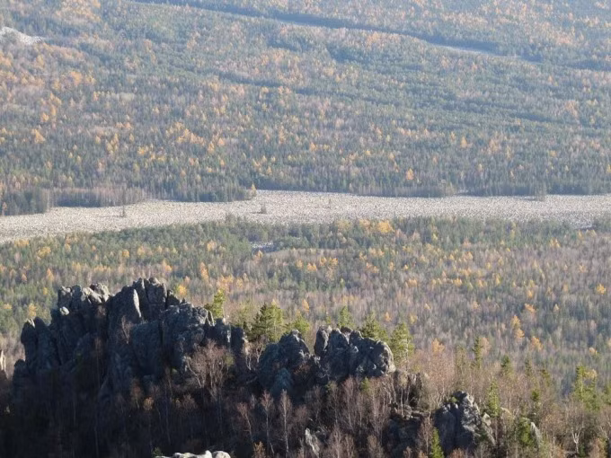 Sự thật thú vị này khiến nhiều người không khỏi bất ngờ. Theo đó, nhiều du khách ghé thăm Sông Đá Lớn để khám phá vẻ đẹp đặc biệt của dòng sông cả ngàn năm không có nước nhưng vẫn nghe thấy tiếng nước chảy róc rách.