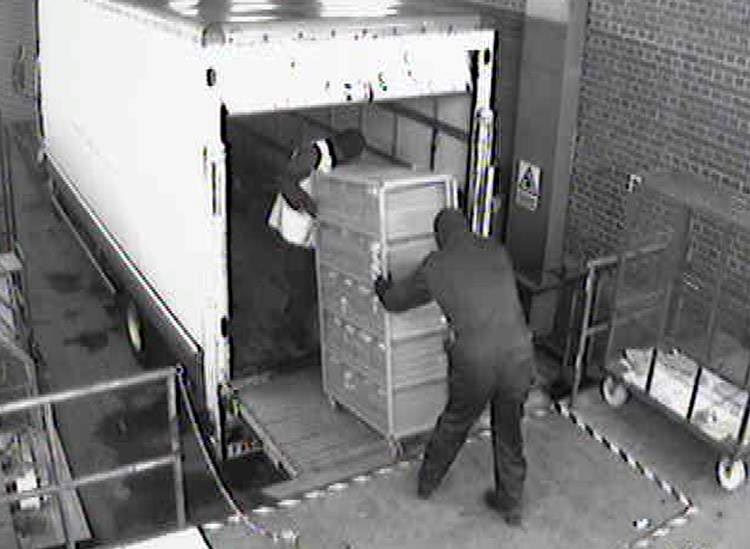 Do không nghi ngờ đó là cảnh sát giả nên vợ con ông Dixon đi theo chúng tới nông trại ở làng Staplehurst. Vì vậy, cả gia đình ông Dixon bị bắt cóc. Nhóm tội phạm đe dọa nếu ông không hợp tác thì sẽ giết cả 3 người.