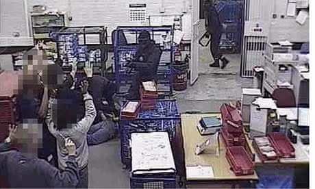 Để bắt cóc ông Dixon, 2 tội phạm đóng giả cảnh sát lái ô tô đi tuần. Chúng yêu cầu ông xuống xe để kiểm tra giấy tờ. Sau đó, chúng bất ngờ còng tay ông rồi đưa lên xe cảnh sát giả. Tiếp đến, ông bị chúng đưa đến một nông trại ở làng Staplehurst thuộc hạt Kent.