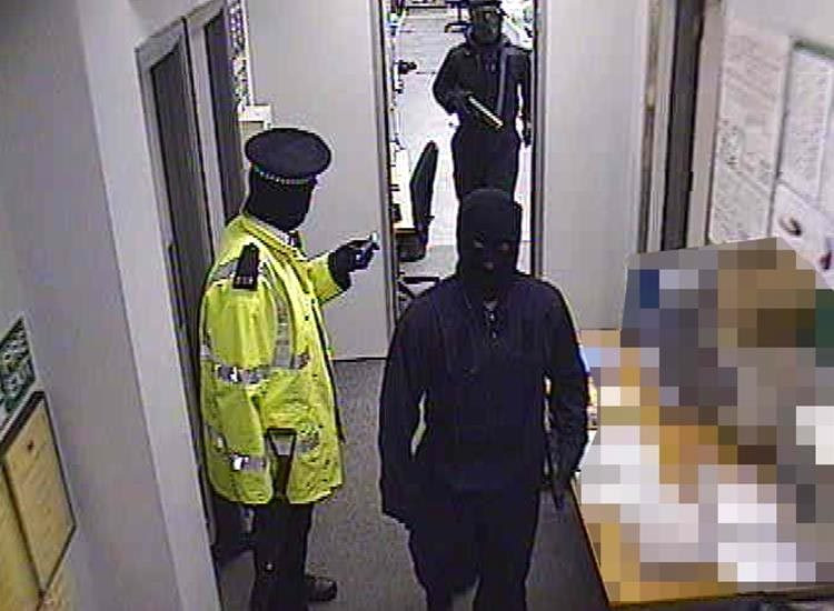 Điều này khiến ông Dixon buộc phải hợp tác với nhóm tội phạm để cứu vợ con. Vào khoảng 1h sáng ngày 22/2, nhóm tội phạm dùng xe đưa gia đình ông đến kho chứa tiền Securitas ở Tonbridge. Tại đây, ông buộc phải cung cấp mật mã để nhóm tội phạm trót lọt đi qua hệ thống an ninh.