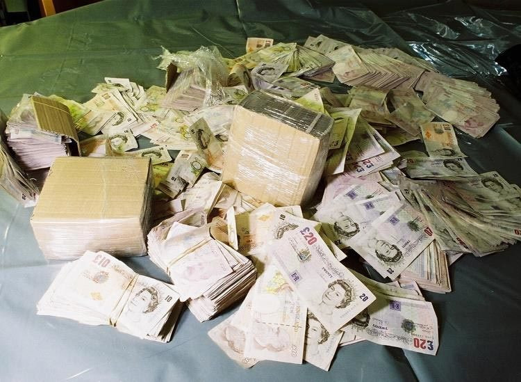 Nhóm tội phạm dùng súng khống chế và trói 14 nhân viên trực bảo vệ kho trước khi lấy đi số tiền mặt trị giá 53 triệu Bảng (hơn 60 triệu USD) rồi bỏ trốn. Theo điều tra của cảnh sát, nhóm cướp đã bỏ lại hơn 154 triệu bảng Anh trong kho tiền do xe của chúng không còn chỗ để.