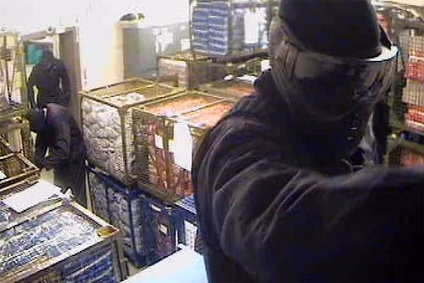 Song song với vụ việc trên, các thành viên trong nhóm cướp giả làm cảnh sát tới nhà riêng của ông Dixon để thông báo cho vợ con rằng ông liên quan đến một vụ tai nạn giao thông và cần người nhà có mặt để giải quyết.