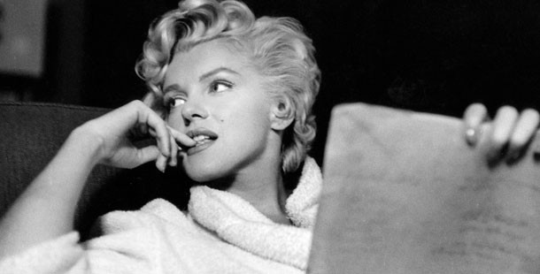 Khi lên 8 tuổi, Marilyn Monroe bị lạm dụng. Nữ diễn viên tuổi Dần từng nghẹn ngào kể rằng bị anh họ và bạn trai của một người bạn thời thơ ấu xâm hại. Điều này khiến cô phải điều trị tâm lý về sau.