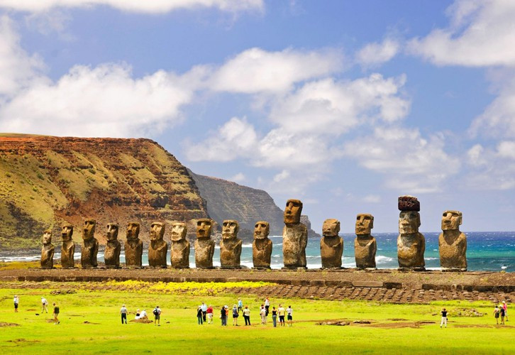 Theo các chuyên gia, trên đảo Phục Sinh có gần 900 bức tượng khổng lồ bằng đá cổ xưa được gọi là Moai.