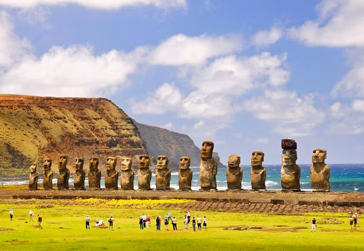 Theo các chuyên gia, trên đảo Phục Sinh có gần 900 bức tượng khổng lồ bằng đá cổ xưa được gọi là Moai.