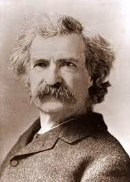 Điển hình là việc khi thấy không có ai để ý, Mark Twain thường lén thả một con rắn sọc không độc nhỏ vào giỏ đồ khâu của mẹ. Khi thấy mẹ hoảng sợ và hét lên vì sợ hãi khi nhìn thấy con rắn, ông cười thích thú.