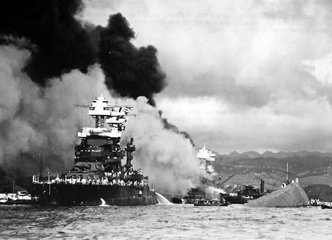 Không may mắn như 32 thủy thủ trên, 429 người khác thiệt mạng khi tuần dương hạm USS Oklahoma bị lật.