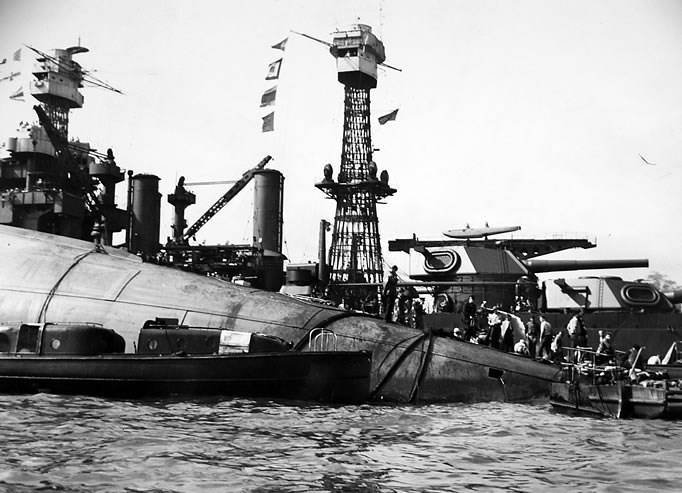 Sau khi máy bay Nhật Bản rời đi, ông DeCastro nghe thấy tiếng các thủy thủ đập tay vào thân tàu để cầu cứu. Vì vậy, ông cùng các đồng nghiệp nhanh chóng chạy tới nhằm giải cứu các thủy thủ Mỹ đang mắc kẹt trong tuần dương hạm USS Oklahoma.