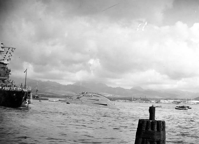 Về sau, chỉ huy E.P. Kranzfelder tìm thấy sổ tay hướng dẫn có liệt kê nhiều sơ đồ cùng thông tin chi tiết về tuần dương hạm USS Oklahoma bị lật. Nhờ vậy, tất cả cùng nhau bàn bạc, thảo luận để tìm ra cách tiến vào bên trong tàu. Họ làm việc suốt cả ngày lẫn đêm để phá lớp vỏ tàu, giải cứu người gặp nạn.