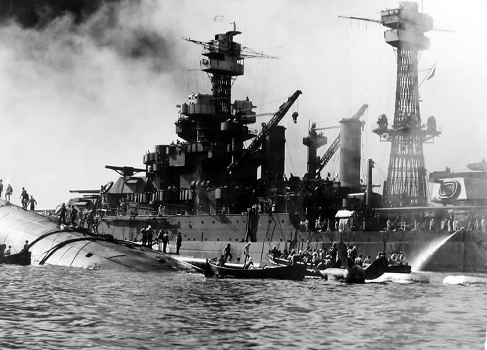 Tuy nhiên, do lớp vỏ tàu được gia cố lớp giáp dàu nên nhóm giải cứu rất khó cưa thủng lớp bảo vệ này để vào trong thân tàu.