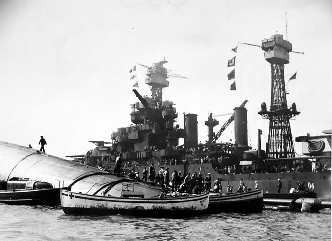 Sau khoảng 2 giờ bị lực lượng Nhật Bản tấn công dữ dội, gần 20 tàu chiến Mỹ bị chìm hoặc hư hại, hơn 300 máy bay bị phá hủy và 2.403 quân nhân, dân thường thiệt mạng. Số người bị thương lên đến hơn 1.100. Đây là con số thương vong lớn đối với Mỹ. Sau sự kiện Trân Châu Cảng, Mỹ chính thức tham gia Thế chiến 2.