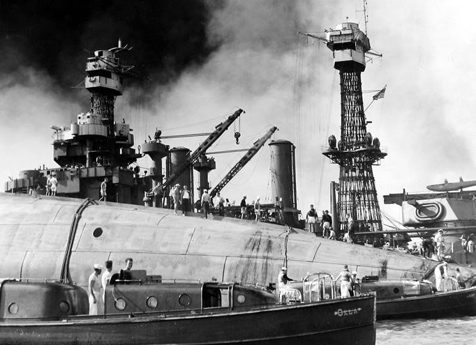 Nhóm của ông DeCastro làm việc trong cái nắng nóng của ban ngày và thời tiết lạnh giá vào buổi đêm. Dù vất vả nhưng tất cả không bỏ cuộc và chạy đua với thời gian với mong muốn cứu được các thủy thủ trước khi nguồn cung oxy bên trong tàu cạn kiệt.