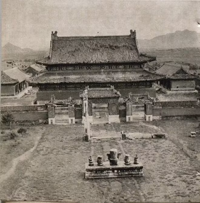 Tôn Điện Anh cùng đồng bọn lấy đi vô số đồ tùy táng bằng vàng, bạc, ngọc ngà châu báu, thư pháp, tranh cổ.... Trong số này có cả thanh Cửu Long bảo kiếm quý giá của vua Càn Long.