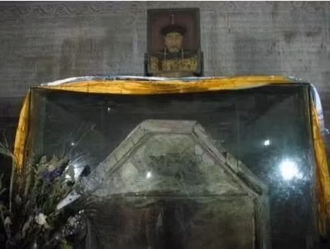 Hành động ngông cuồng, tàn bạo của Tôn Điện Anh và đồng bọn khiến thi hài vua Càn Long bị tổn hại nghiêm trọng, khó có thể phục hồi nguyên trạng.