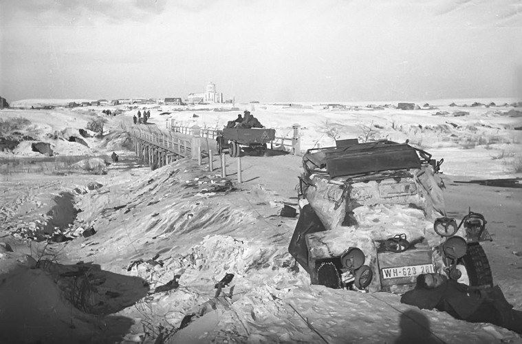 Đến giữa tháng 9/1942, Hồng quân Liên Xô tổ chức phản công và bao vây lại quân Đức quốc xã. Trong đó, Tập đoàn quân số 6 của Đức bị cô lập. Trước sự bao vây của Liên Xô, nguồn nhiên liệu đạn dược và lương thực dự trữ của phát xít Đức ngày càng cạn kiệt dù cố gắng tiếp tế bằng đường hàng không bất thành.