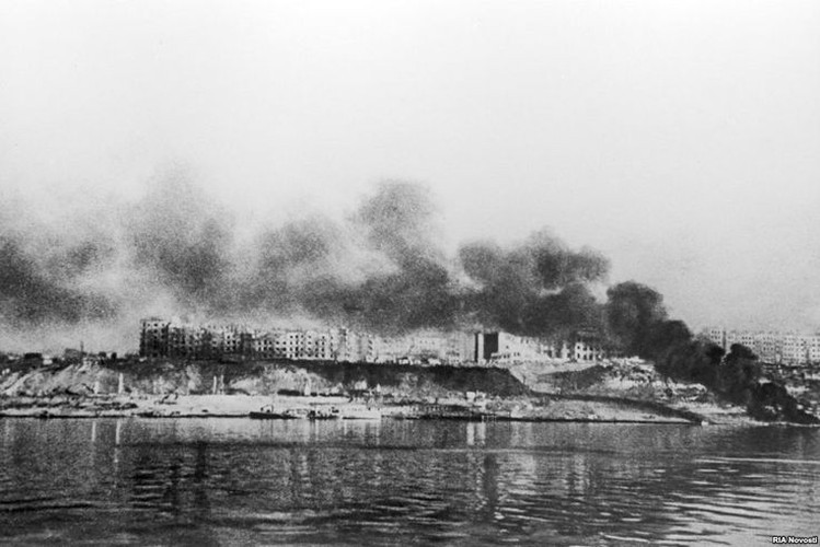 Sau đó, Thống chế Đức Erich Manstein cho quân tấn công từ phía Tây Nam thay vì cho rằng hướng tấn công này sẽ nhanh chóng giành thắng lợi hơn những hướng khác.